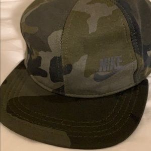 Nike camoflouge hat (women’s) adjustable strap